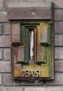 908455 Afbeelding van een staande keramieken brievenbus naast de voordeur van het pand Goethelaan 75 te Utrecht, met de ...